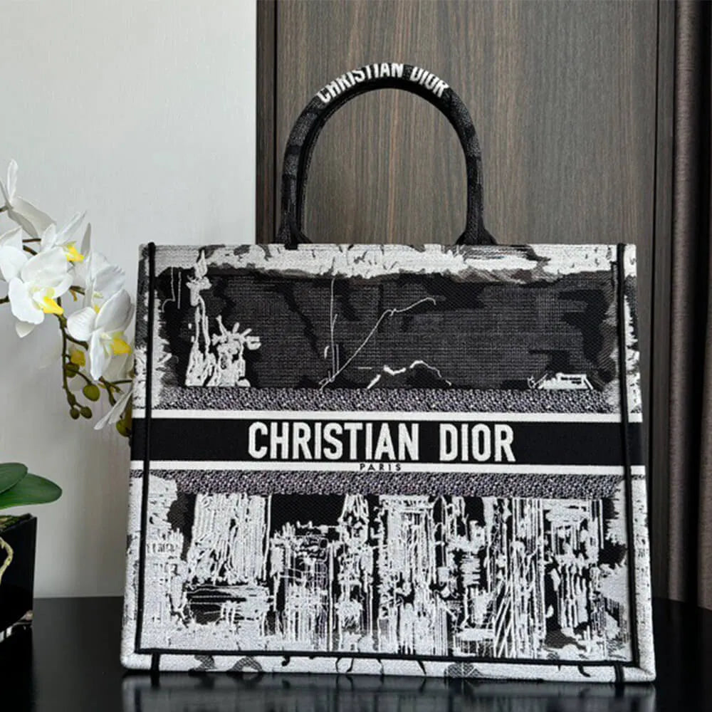 Di*r medium Di*r book tote - main image