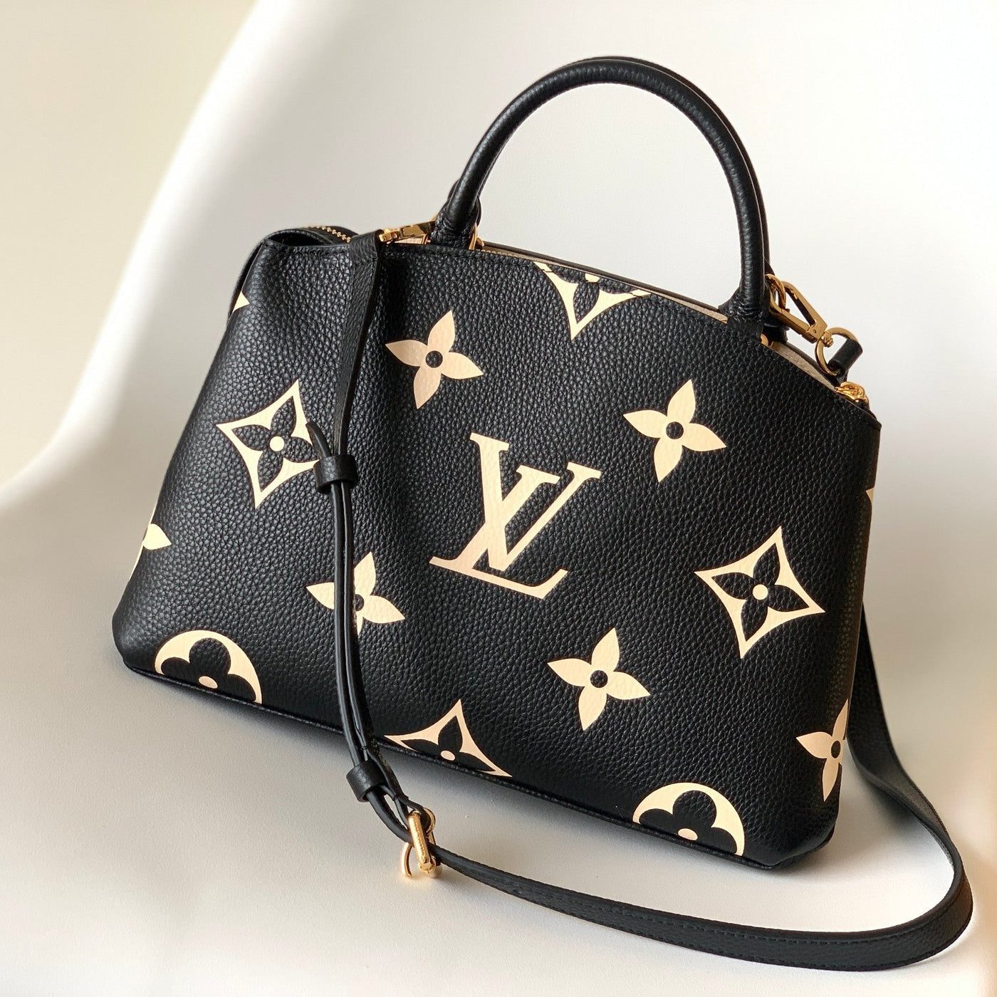 lv petit palais pm medium shoulder bag 29 in black mix beige - image 3