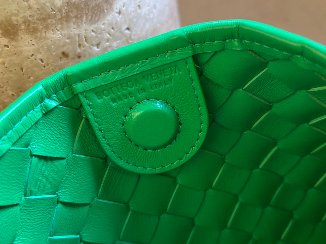 SARDINE 33 WITH CHAIN IN SHAMROCK GREEN LAMBSKIN - Image 11
