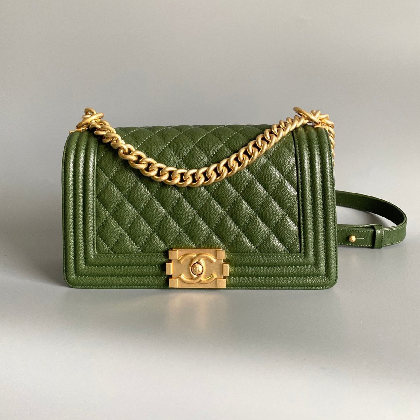 CC MEDIUM 25 BOY BAG IN OLIVE GREEN LAMBSKIN GOLD HARDWARE - Image 3