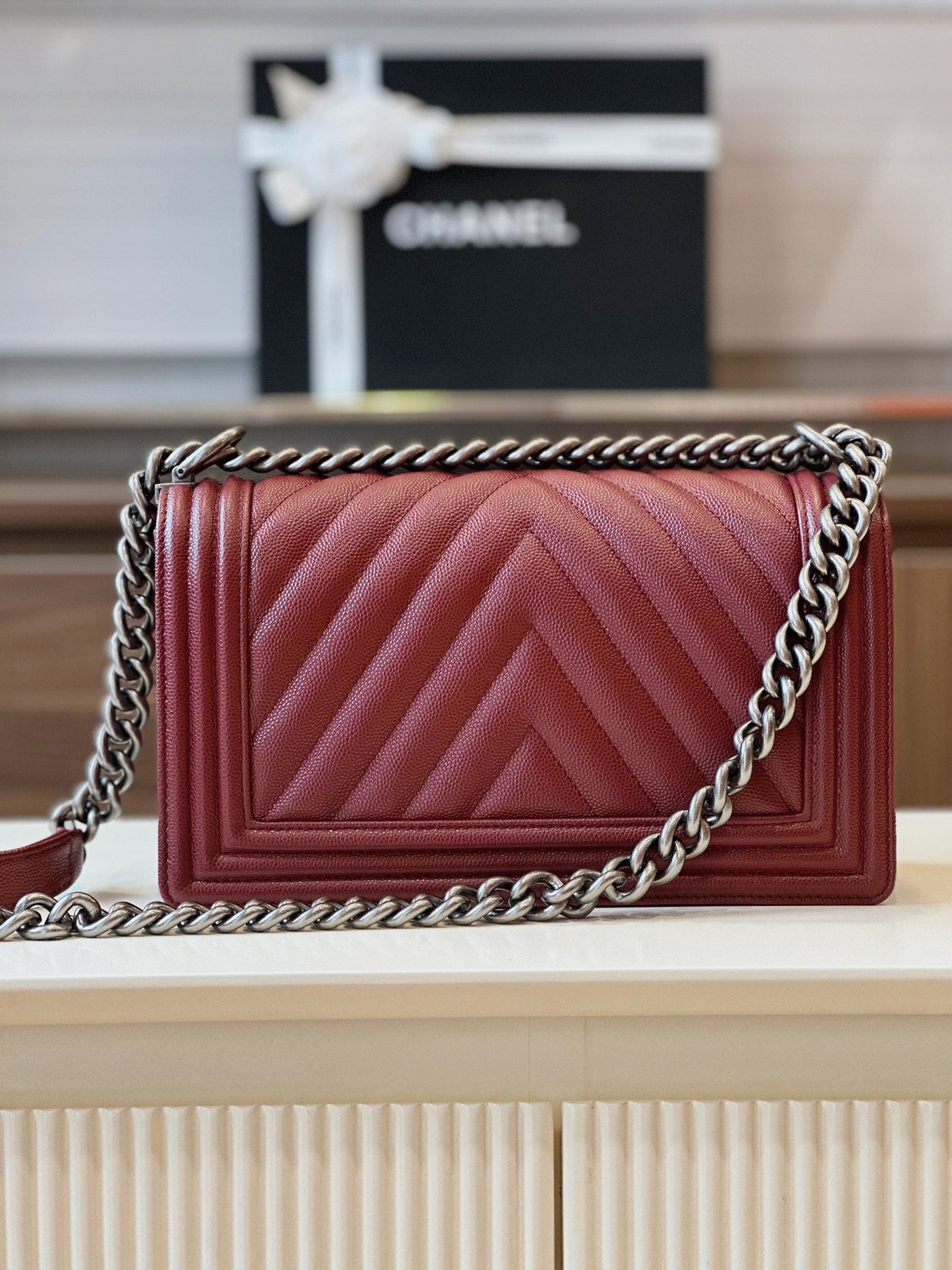 Chan*l boy medium handbag woman’s v-pattern red leather 25cm - image 5