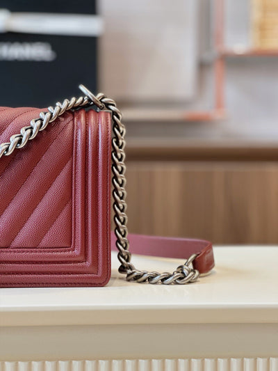 Chan*l boy medium handbag woman’s v-pattern red leather 25cm - image 6