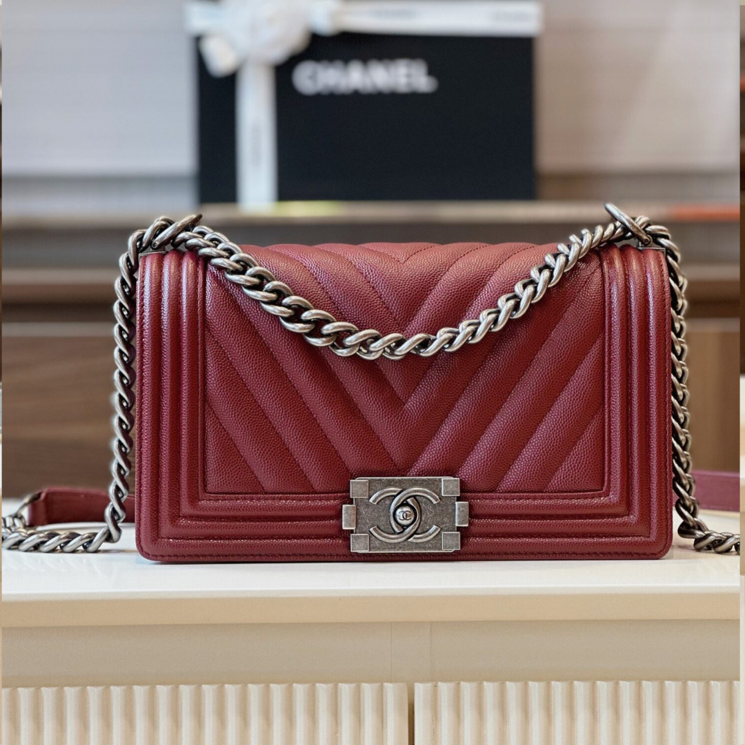 Chan*l boy medium handbag woman’s v-pattern red leather 25cm - main image
