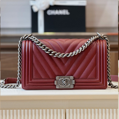 Chan*l boy medium handbag woman’s v-pattern red leather 25cm - main image