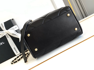 Chan*l black quilted lambskin leather bag - image 4