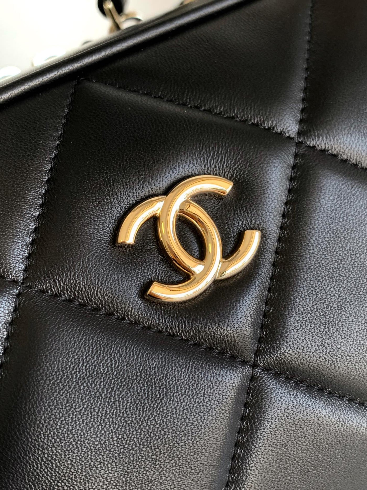 Chan*l black quilted lambskin leather bag - image 6