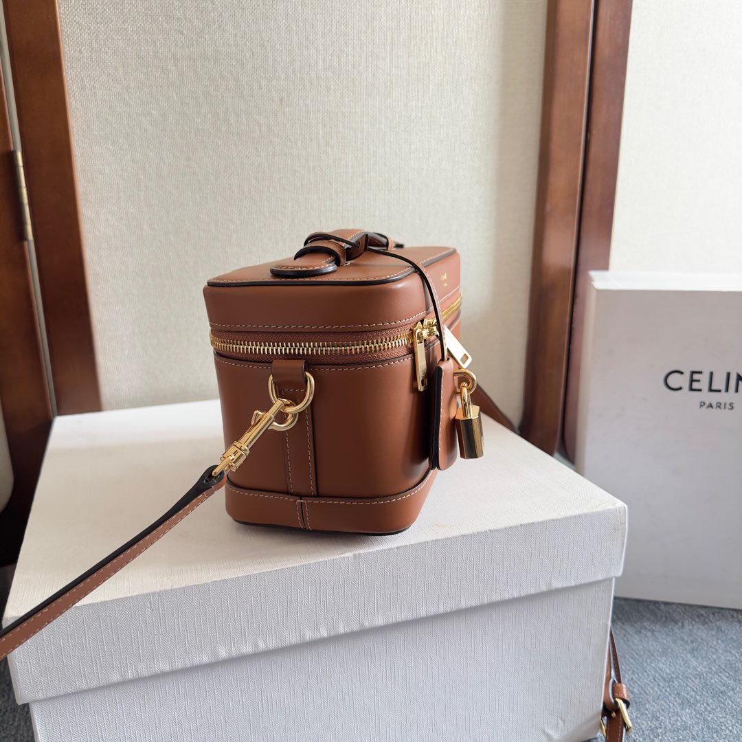 VANITY 18 IN SADDLE BROWN SMOOTH CALFSKIN GOLD HARDWARE - Image 7