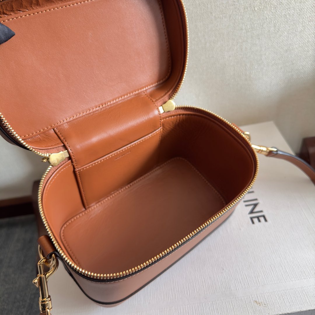 VANITY 18 IN SADDLE BROWN SMOOTH CALFSKIN GOLD HARDWARE - Image 9
