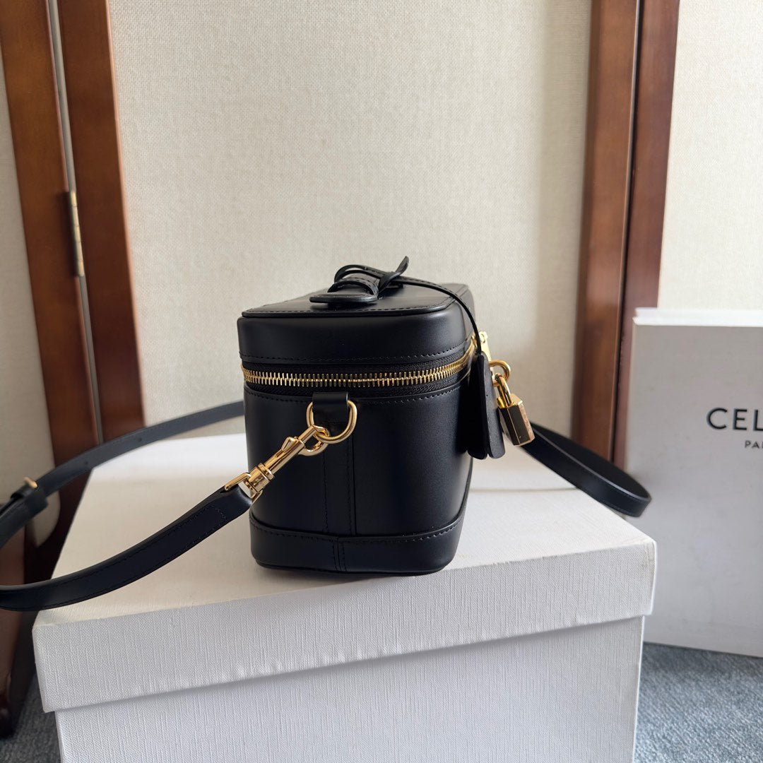 VANITY 18 IN BLACK SMOOTH CALFSKIN GOLD HARDWARE - Image 9
