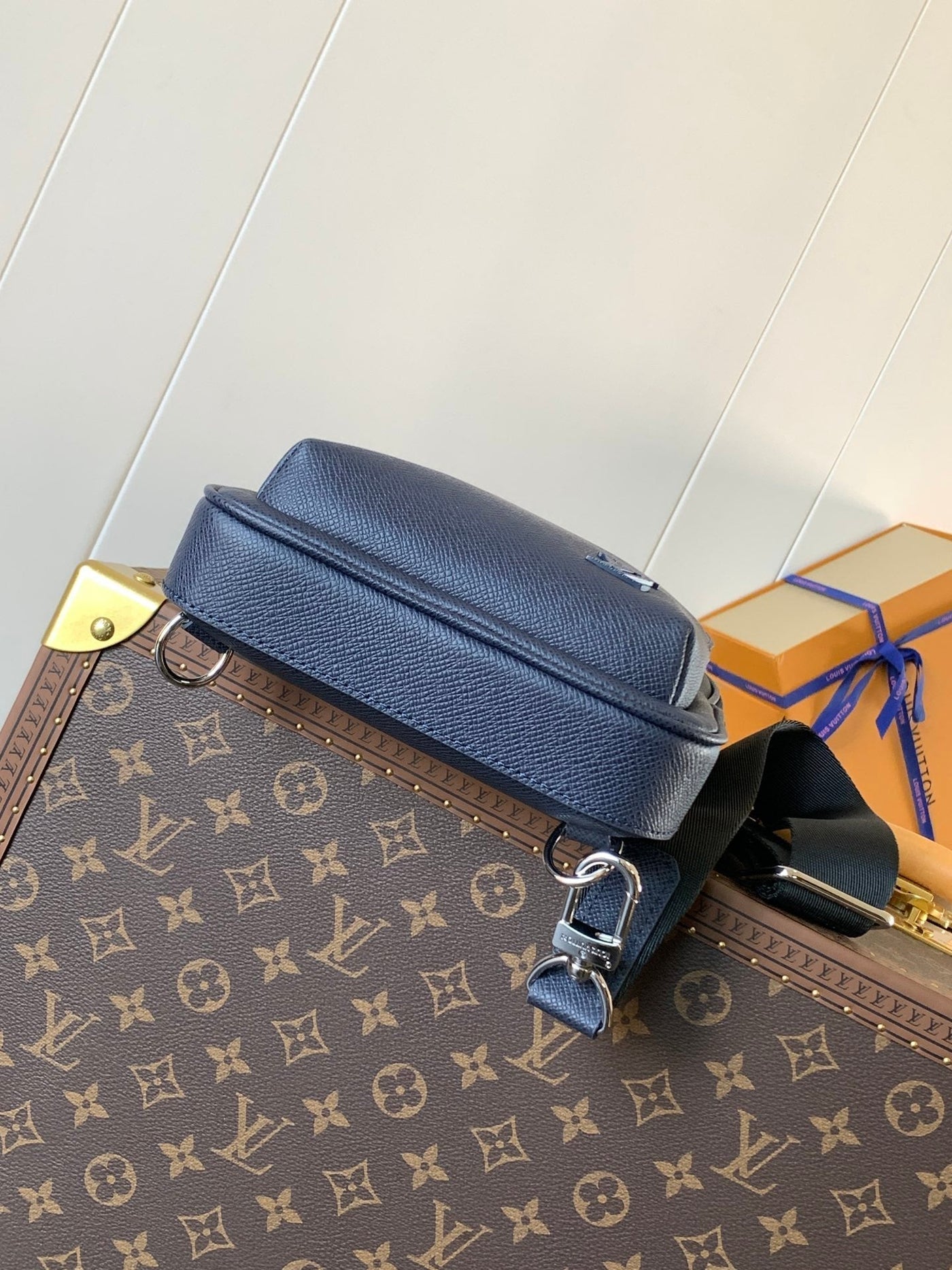 lv avenue slingbag 31 in navy blue taiga leather - image 8