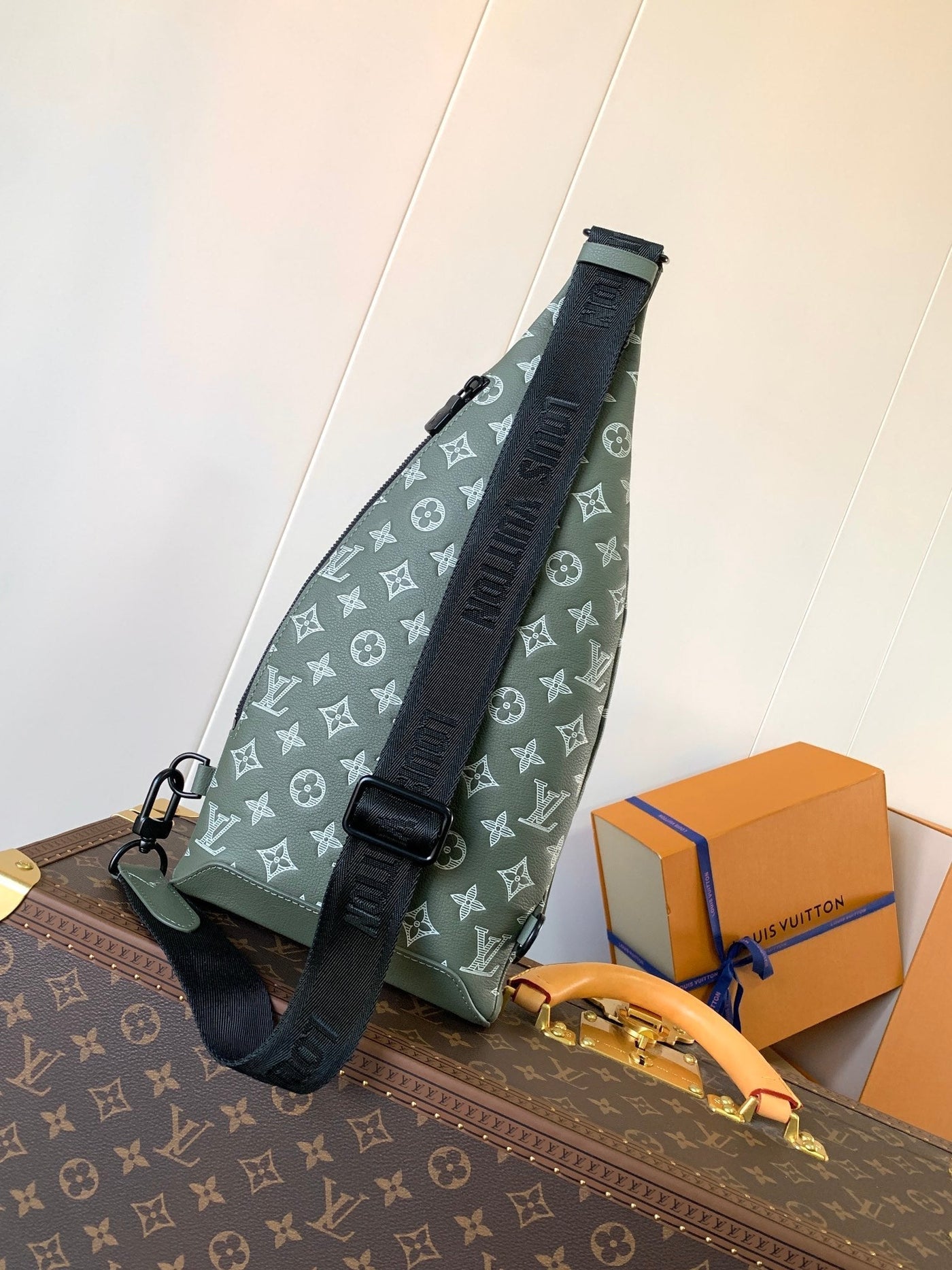 lv duo crossbag bag 42 in green and white monogram shadow cowhide - image 2