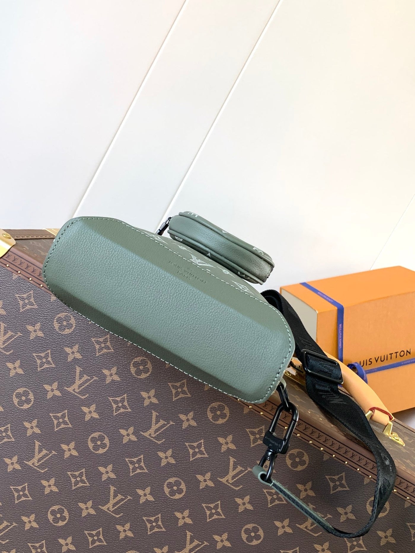 lv duo crossbag bag 42 in green and white monogram shadow cowhide - image 5