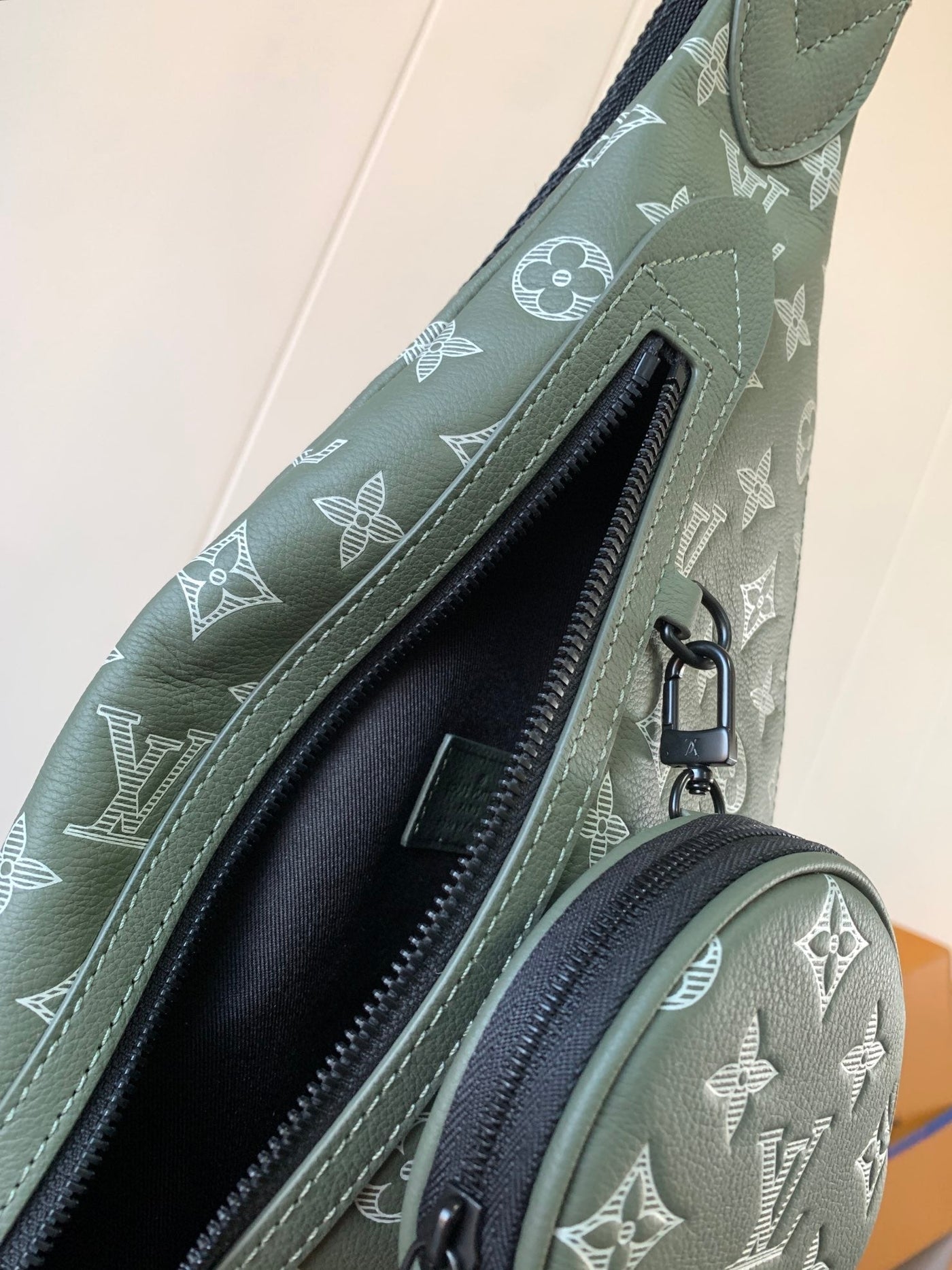 lv duo crossbag bag 42 in green and white monogram shadow cowhide - image 9