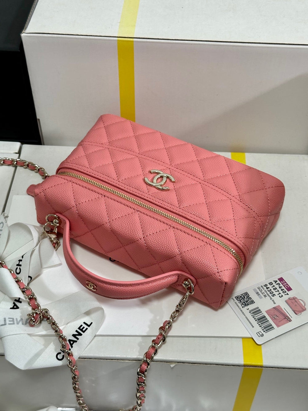 VANITY CASE 19 IN CONTESSA PINK CALFSKIN GOLD-TONE METALLIC - Image 2