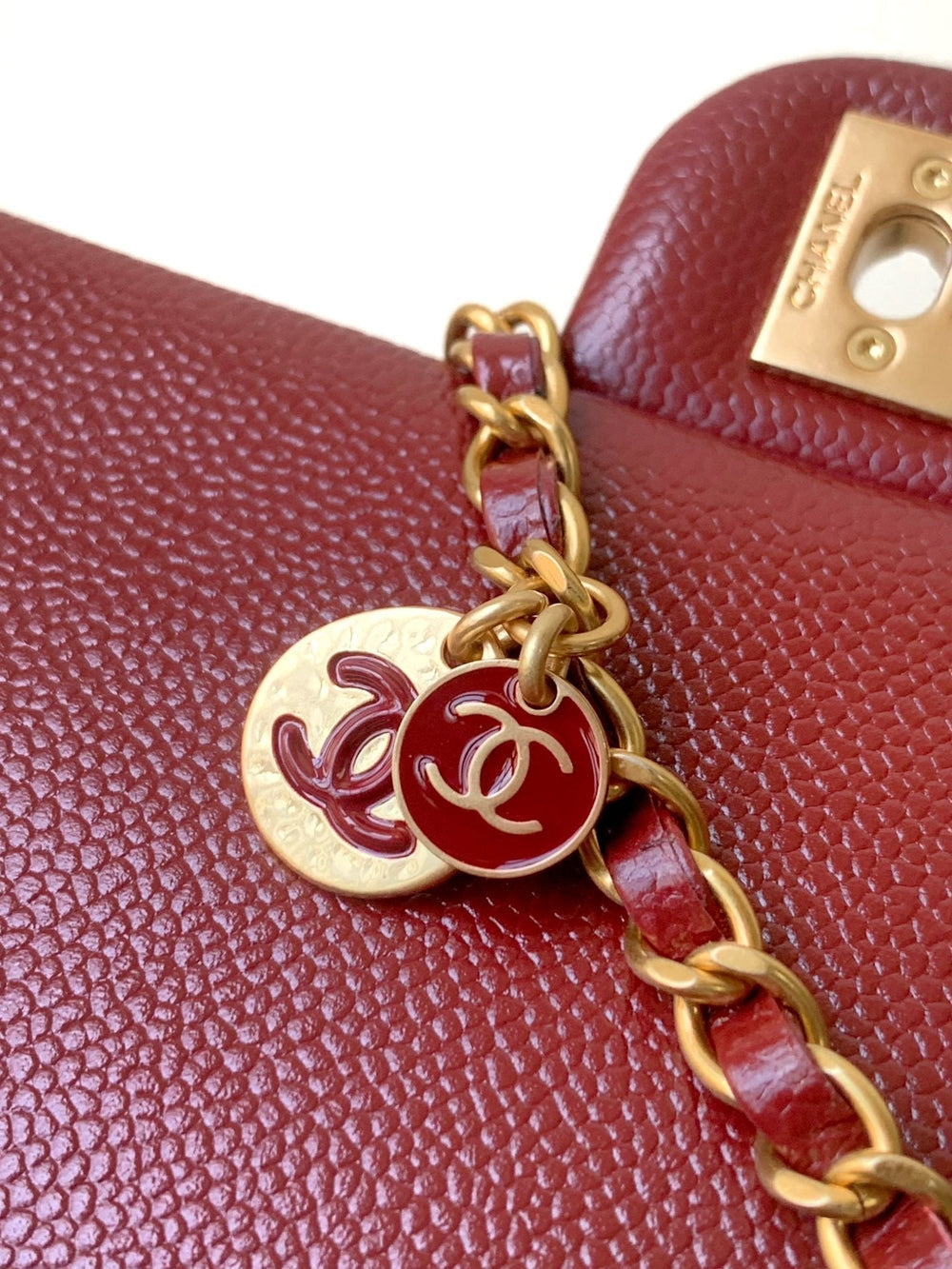 CLASSIC FLAP BAG 22 IN APPLE RED CALFSKIN GOLD HARDWARE - Image 2