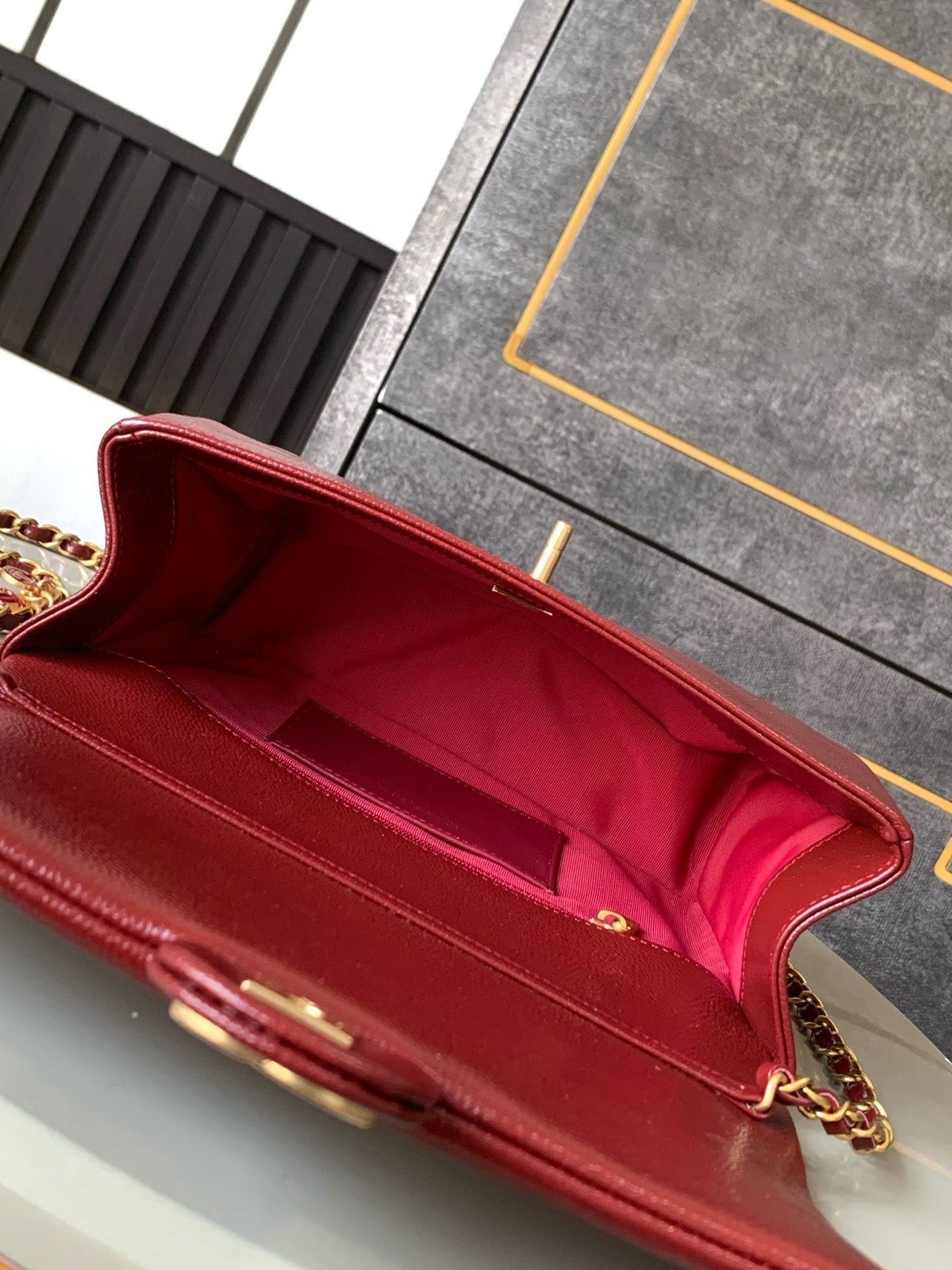 CLASSIC FLAP BAG 22 IN APPLE RED CALFSKIN GOLD HARDWARE - Image 7