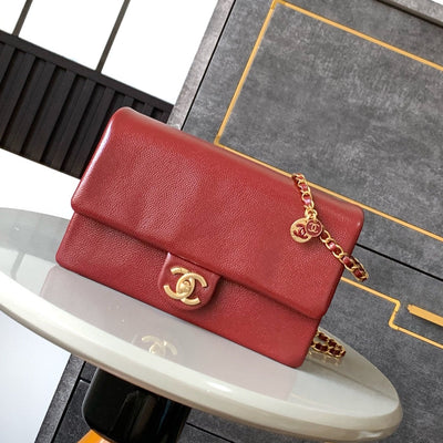 CLASSIC FLAP BAG 22 IN APPLE RED CALFSKIN GOLD HARDWARE - Image 3